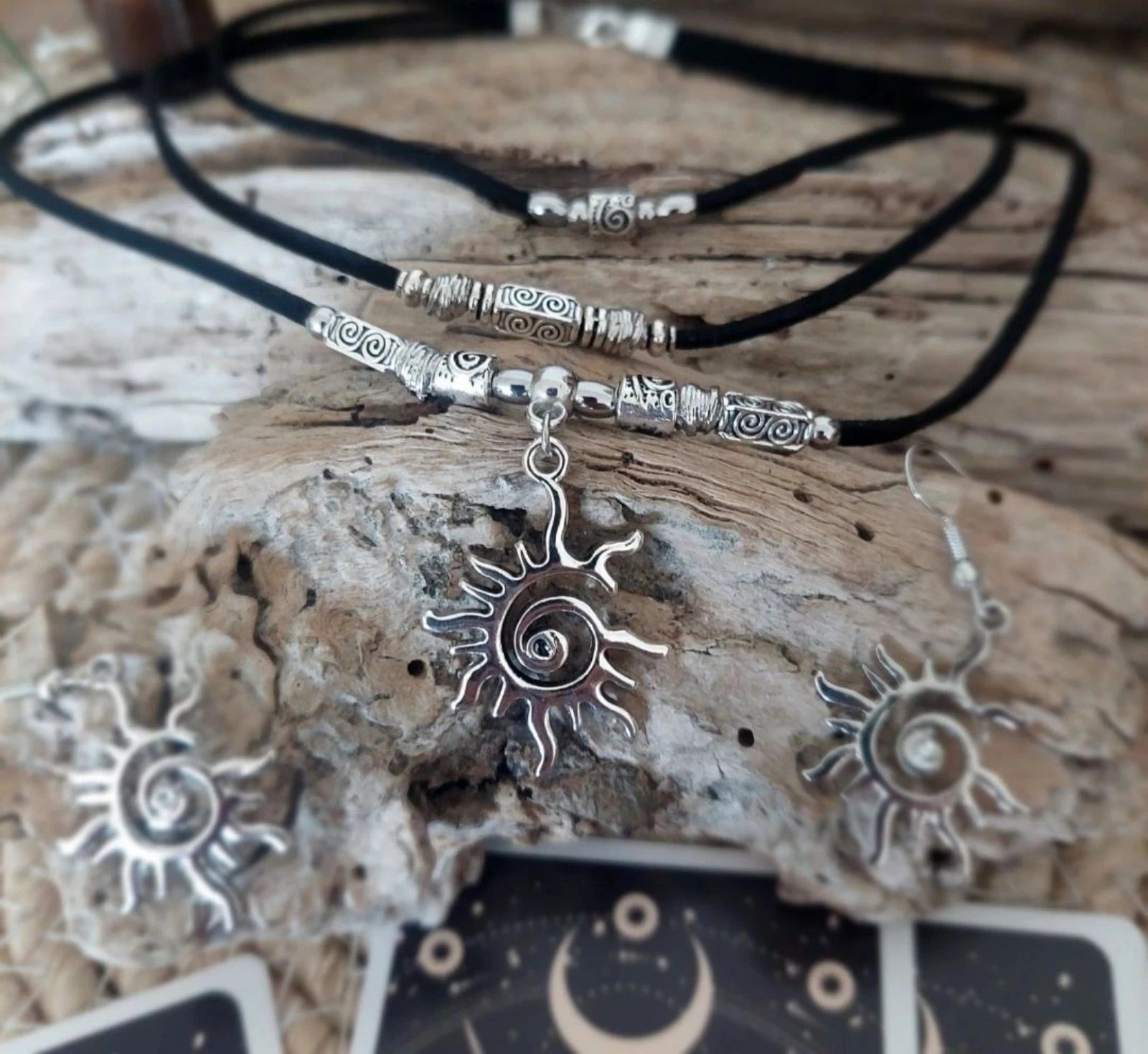 Parure boho mystique triple rangs,magnifique
soleil déjanté spirale, noir